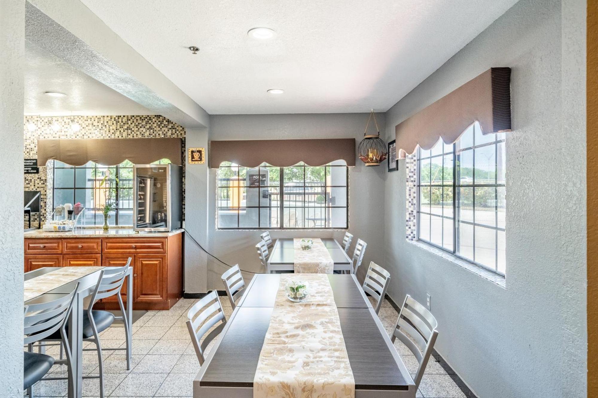 Super 8 By Wyndham San Antonio/Riverwalk Area Екстер'єр фото