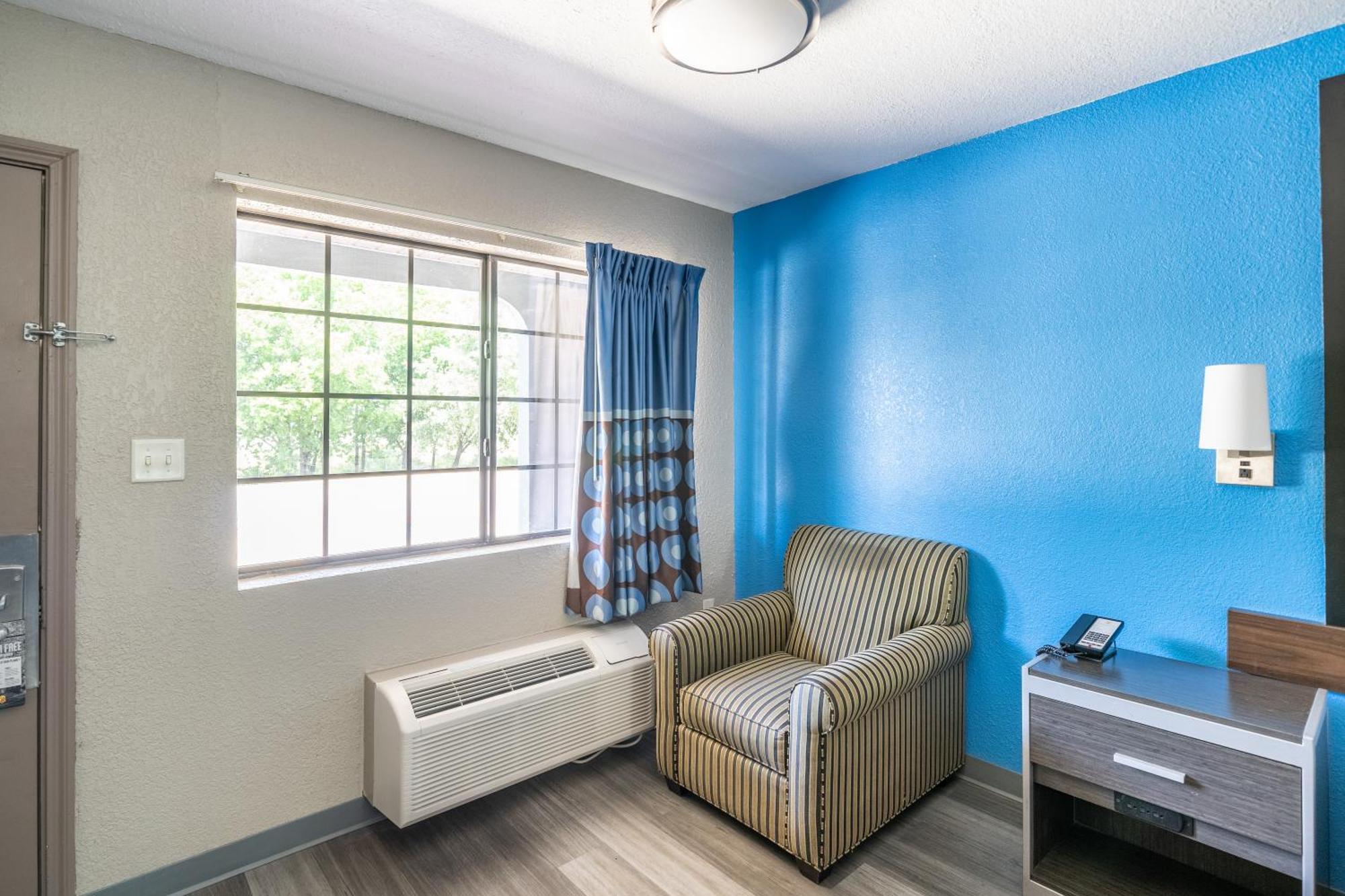 Super 8 By Wyndham San Antonio/Riverwalk Area Екстер'єр фото