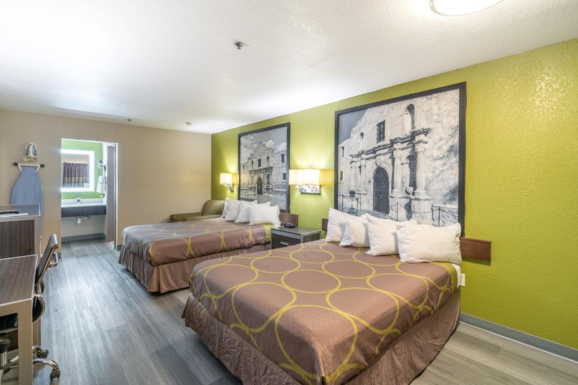 Super 8 By Wyndham San Antonio/Riverwalk Area Екстер'єр фото