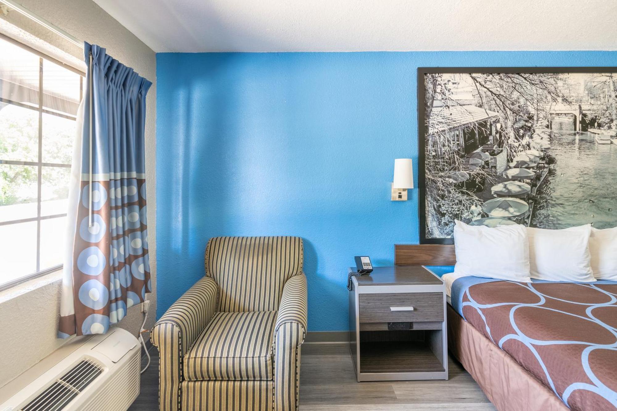 Super 8 By Wyndham San Antonio/Riverwalk Area Екстер'єр фото