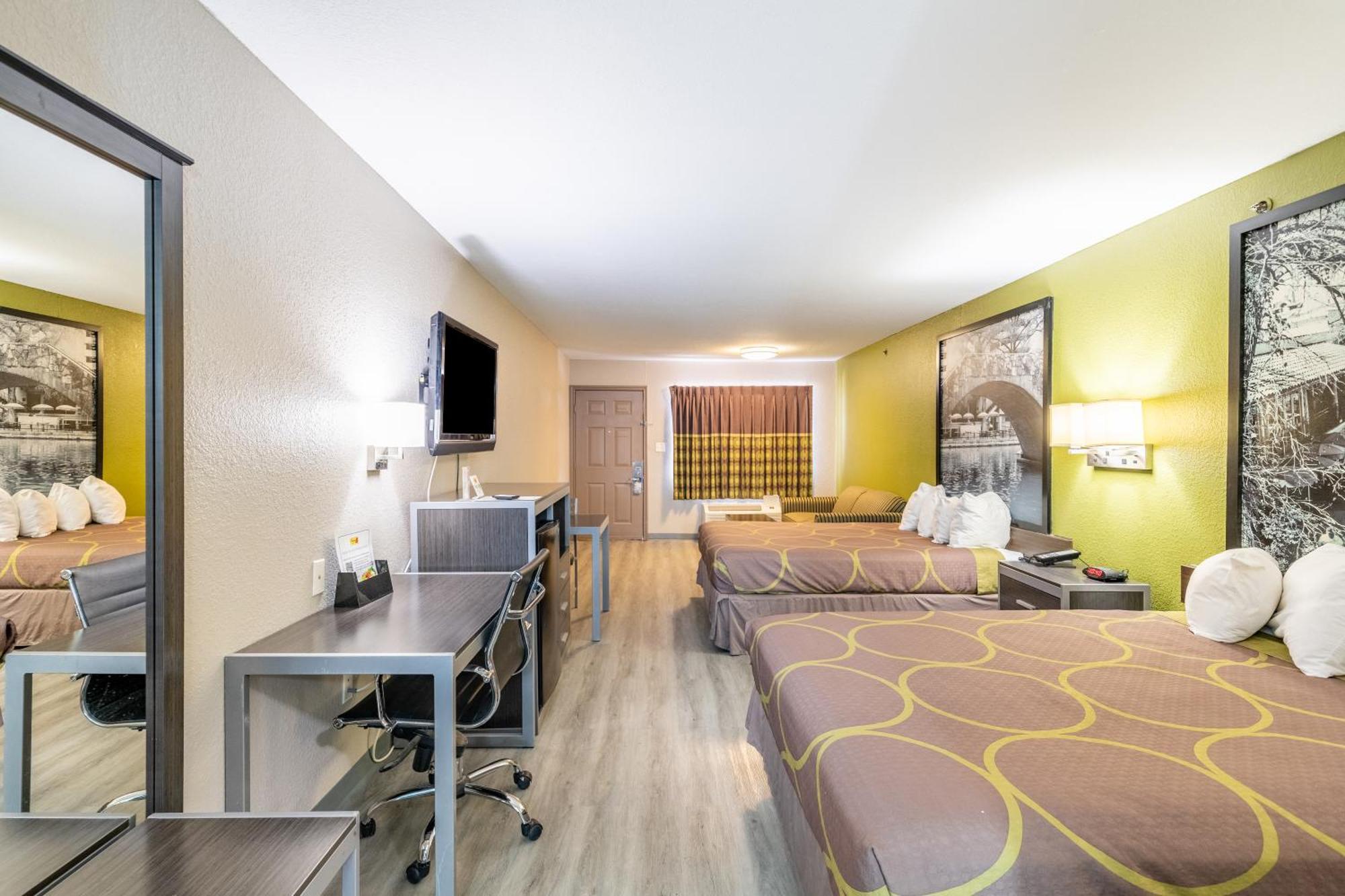 Super 8 By Wyndham San Antonio/Riverwalk Area Екстер'єр фото