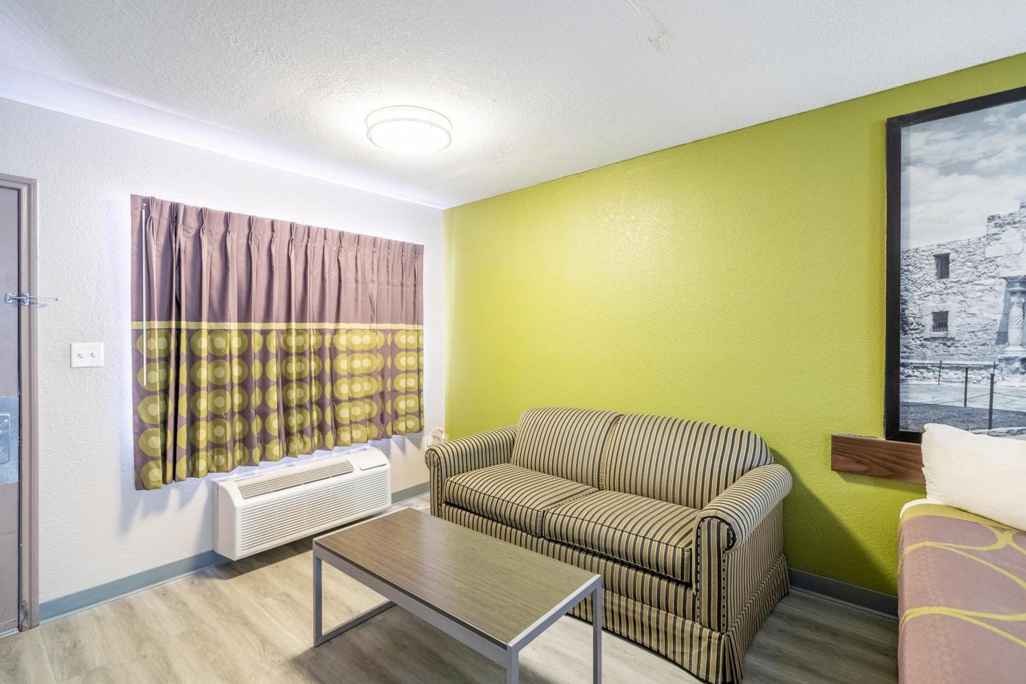 Super 8 By Wyndham San Antonio/Riverwalk Area Екстер'єр фото