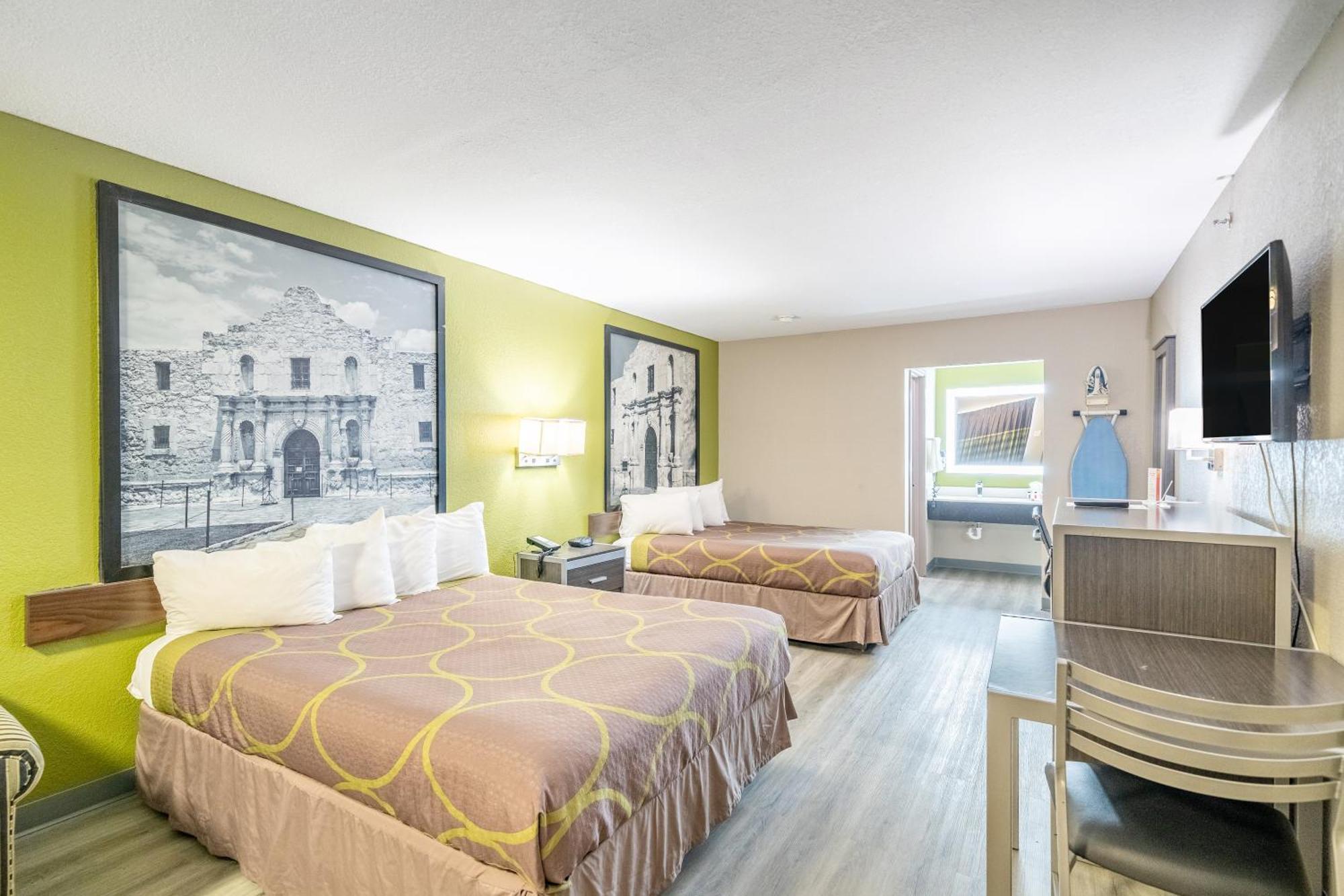 Super 8 By Wyndham San Antonio/Riverwalk Area Екстер'єр фото