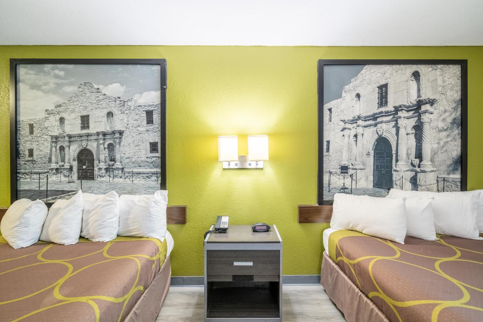 Super 8 By Wyndham San Antonio/Riverwalk Area Екстер'єр фото