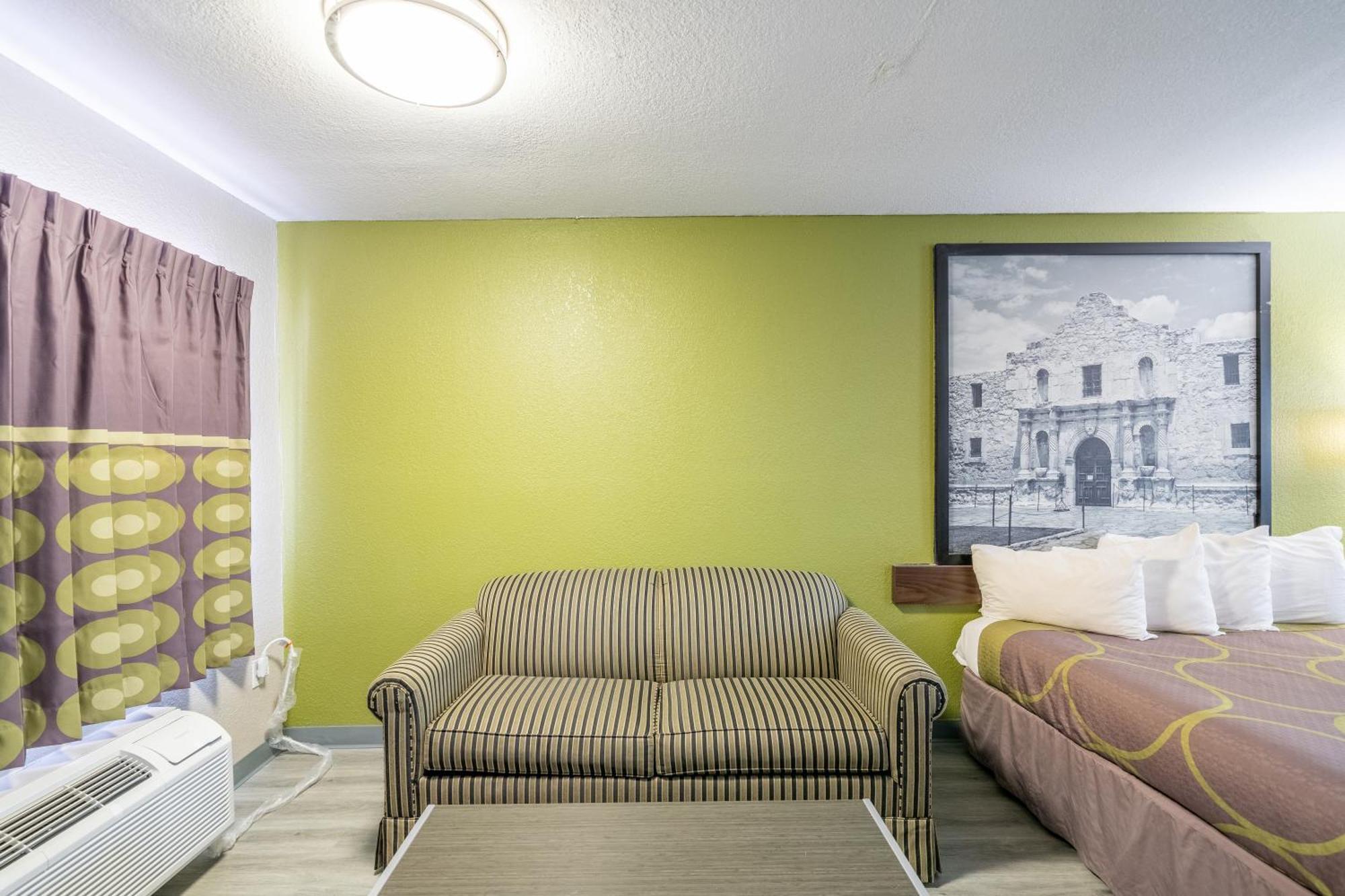 Super 8 By Wyndham San Antonio/Riverwalk Area Екстер'єр фото