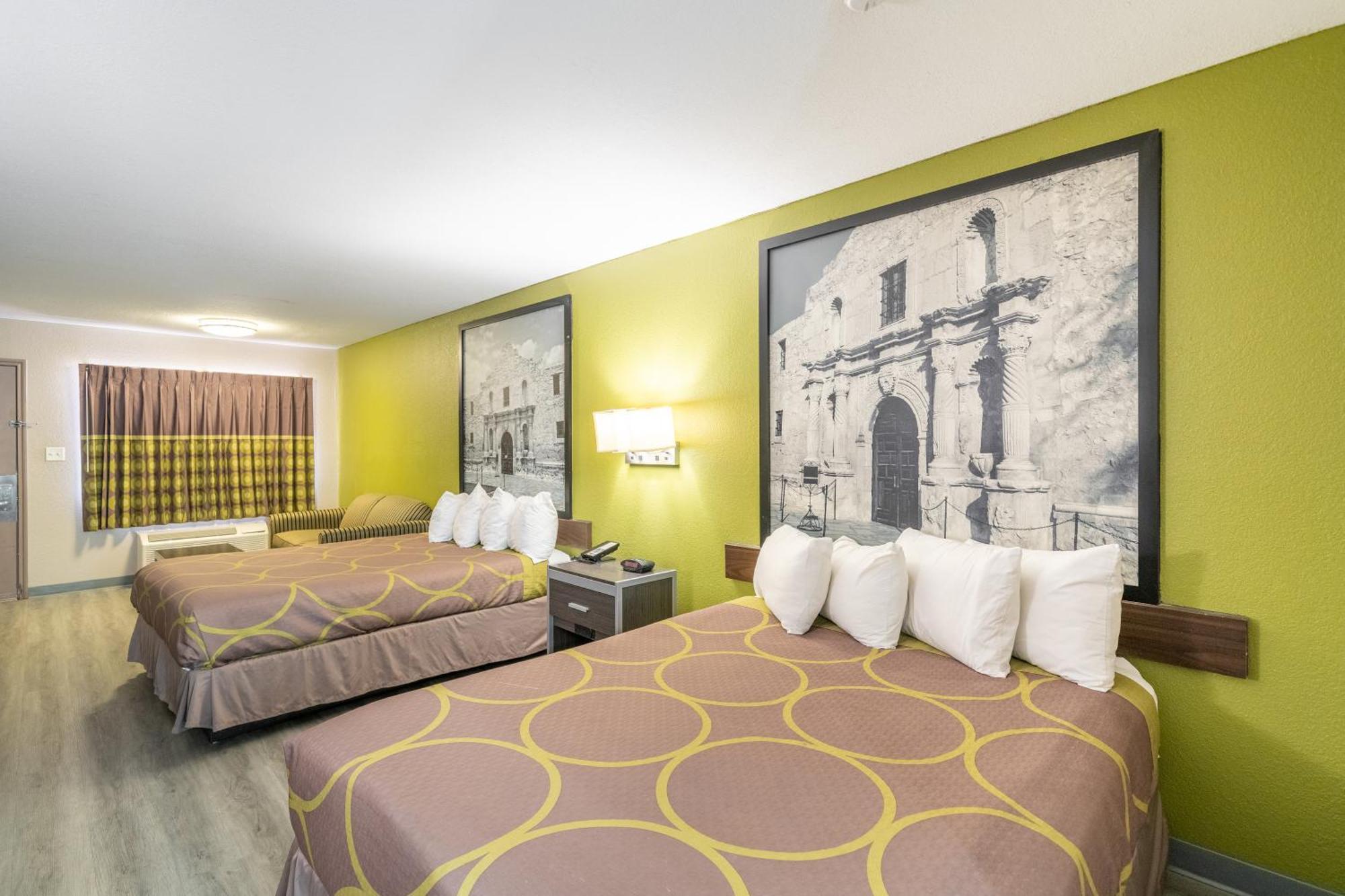 Super 8 By Wyndham San Antonio/Riverwalk Area Екстер'єр фото