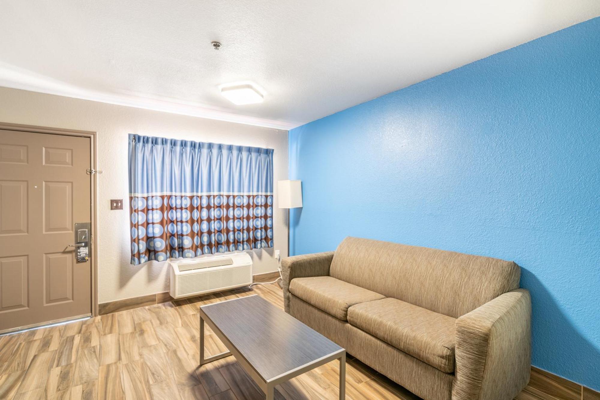 Super 8 By Wyndham San Antonio/Riverwalk Area Екстер'єр фото