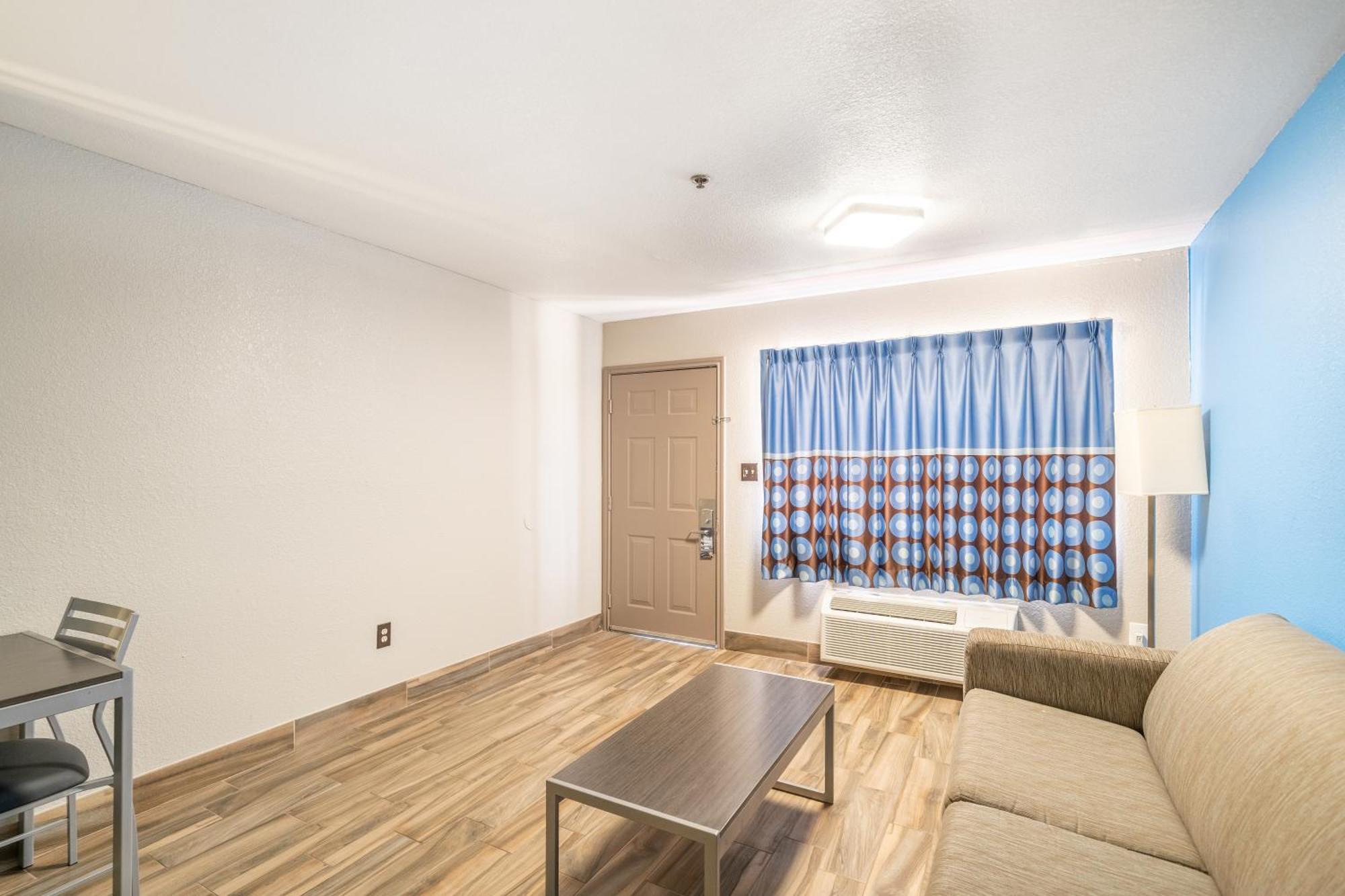 Super 8 By Wyndham San Antonio/Riverwalk Area Екстер'єр фото
